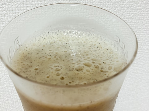 甘みは甘酒で!黒ごまバナナ豆乳シェイク